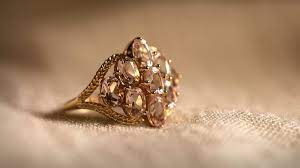 Panduan Lengkap: Cara Merawat Perhiasan Emas Agar Tetap Bersinar dengan Anggaran Terbatas